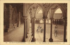 CPA Mont Saint Michel Le Cloitre Une Galerie Et le lavatorium