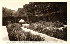 CPA Paris Bois de Boulogne Bagatelle Fontaine de l Amour et l Allee des Iris