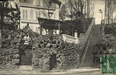 Escalera rústica de Suresnes de la POSTAL de la VENDIMIA que lleva a la estacion