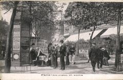CPA Paris sur Le Boul St Martin Marchand de journaux