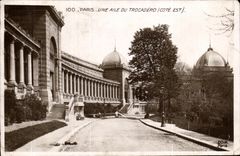 CPA Paris Une aile du Trocadero Cote Est