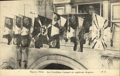 CPA Paris Les invalides s ornent du septieme drapeau Militaria