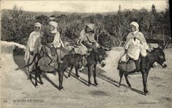 VINTAGE POSTCARD Scenes And Standard Children going up of the asses