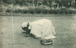 VINTAGE POSTCARD Arab Algiers Prayer Islam