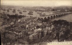 CPA Bordeaux Vue Generale prise de la tour St Michel Bateaux