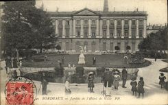 CPA Bordeaux Jardin de l Hotel de Ville Enfants