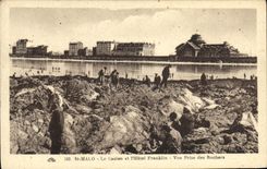 VINTAGE POSTCARD Holy Malo the casino and L Franklin hotel Seen from of the rocks