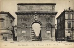 CPA Montpellier L arc de Triomphe et la Rue Nationale