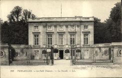 CPA Versailles Le Petit Trianon La facade