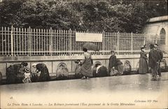 CPA Lourdes Le Train Blanc Les Robinets fournissant l eau provenant de la grotte miraculeuse
