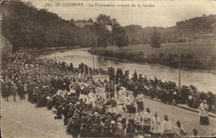 CPA Lourdes La Procession Venant de la Grotte