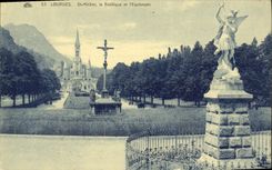CPA Lourdes st Michel la Basillique et l Esplanade