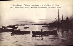 VINTAGE POSTCARD Salonique Sinner Returning to the Sunset Boat