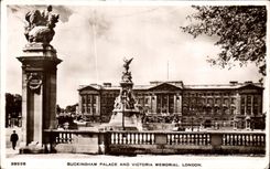 CPM Buckingham Palace and Victori Memorial London 