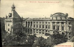 La fachada de Toulouse de la POSTAL de la VENDIMIA esta de Capitole y de jardin público