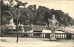 POSTAL Nimes de la VENDIMIA vista con el jardin de la fuente
