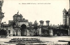 CPA Chateau d Anet Le portail vu de la cour 