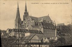 CPA Chartres La Cathedrale vue prise de la Porte Guillaume