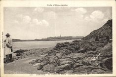 CPA Dinard Le Chemin de Ronde Au loin St Malo