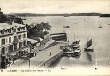 CPA Dinard La Cale a mer haute Bateaux