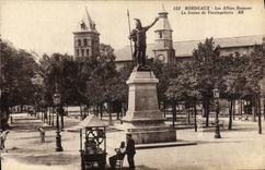 CPA Bordeaux Les Allees Damour La Statue de Vercingetorix Vendeur de glaces