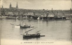 CPA Bordeaux Les Quais Navires en chargement Bateaux 