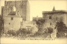 CPA Loches Le Donjon L Entree et la Cour Louis XI