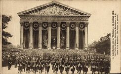 CPA Paris Apotheose de la Victoire Juillet 1919 Les poilus defilent devant la Madeleine Militaria 