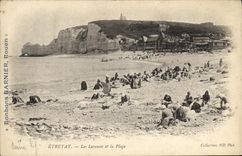 VINTAGE POSTCARD Etretat Washerwomen and the Beach