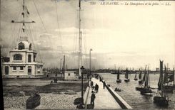 POSTAL Le Havre de la VENDIMIA el semaforo y los barcos del embarcadero
