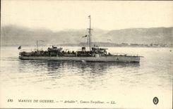 VINTAGE POSTCARD Boat War Navy Crossbow Against Destroyer