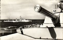 MODERN CARD Boat War the Famed English Ship Passing In front of the Repulse Armor