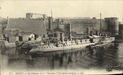 VINTAGE POSTCARD Boat Brest War the castle and Guichen Croiseur protects