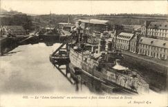 VINTAGE POSTCARD Bateau the Leon Gambetta in completion has floods in the arsenals of Brest