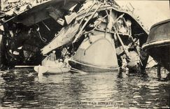 VINTAGE POSTCARD Boat Catastrophe of Toulon Freedom