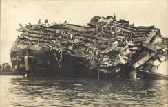 Real photo Boat Catastrophe of Freedom stray Toulon L letting see a turret and a gun turns over