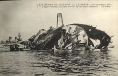 VINTAGE POSTCARD Boat Catastrophe of Freedom stray Toulon L letting see a turret and its gun turns over
