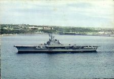 MODERN CARD Bateau Carries Foch planes in the narrow part of Brest