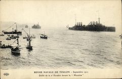 VINTAGE POSTCARD Boat Re examined naval of Toulon Defil September 1914 of the 2nd squadron in front of MAssena