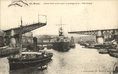 VINTAGE POSTCARD Boat Brest War Large open bridge for the passage of the Republic