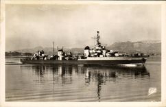 VINTAGE POSTCARD Boat War Light Cruiser Triumphing It