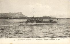 VINTAGE POSTCARD Boat War Acrobat against destroyer