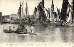 VINTAGE POSTCARD Boat Dunkirk War Entered of the Ludion submarine