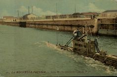 VINTAGE POSTCARD Boat War La Rochelle Pallice Submarine Otary leaving the port