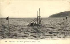 VINTAGE POSTCARD Boat War Submarine carrying out a plongeage