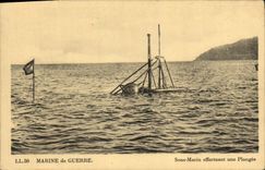 VINTAGE POSTCARD Boat War Submarine carrying out a diving