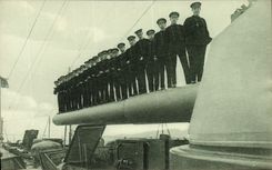 VINTAGE POSTCARD sober Boat Guardias Marinas el gun
