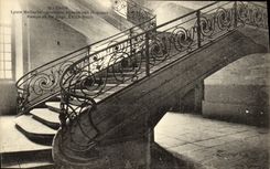 La abadia de Malherbe Ancienne del liceo de Caen de la POSTAL de la VENDIMIA con los hombres se arrastra del hierro labrado