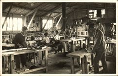 Postal photo ninos con el trabajo en un taller de Ebinisterie