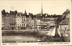 CPA Honfleur Le Quai Ste Catherine Les Vieilles maisons Bateau
